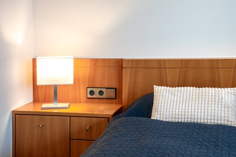 Schlafzimmer – Nachttisch und Bett